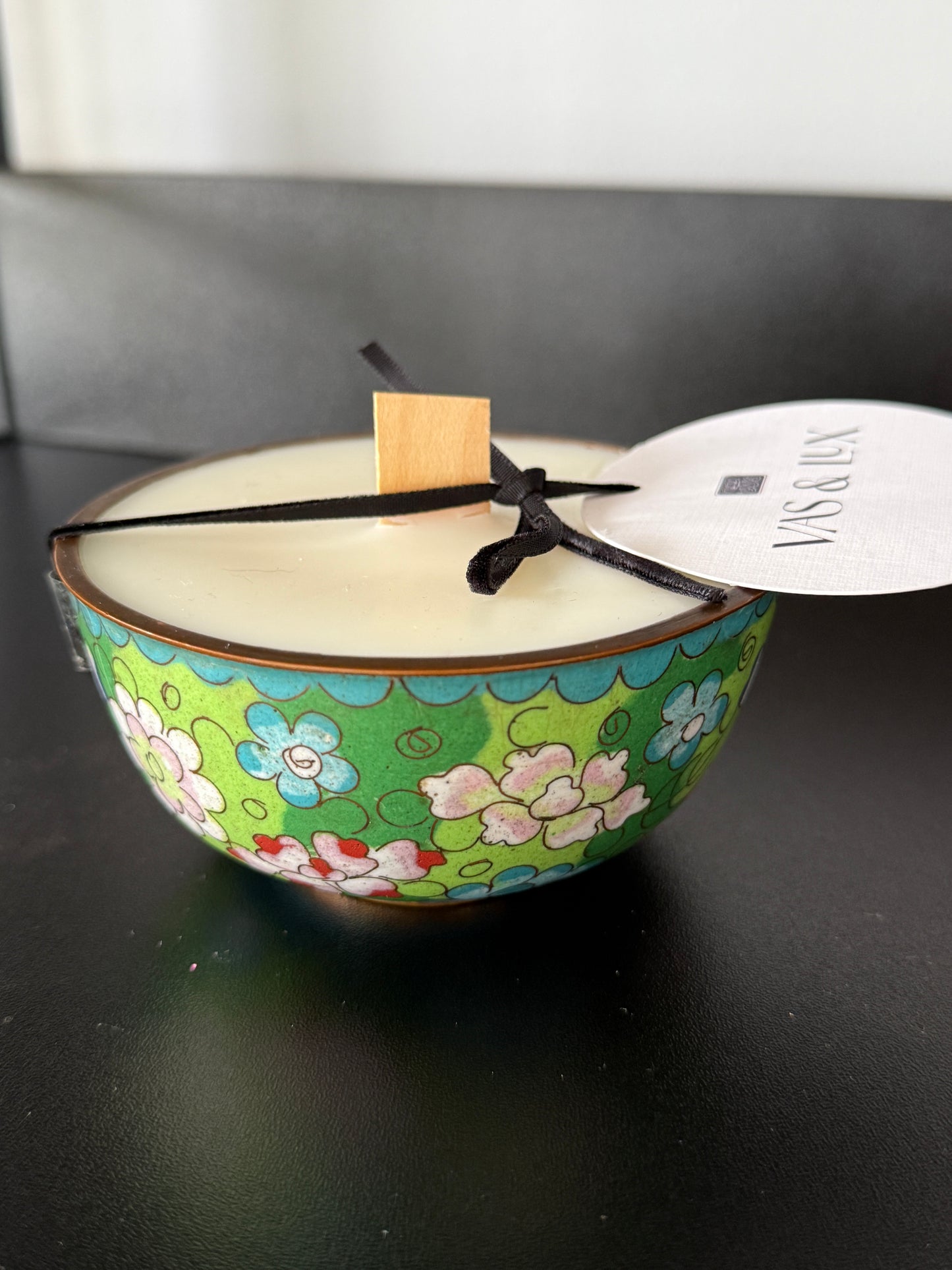 Vas + Lux | Chinoiserie with White Flowers Bowl | Tobacco and Santal